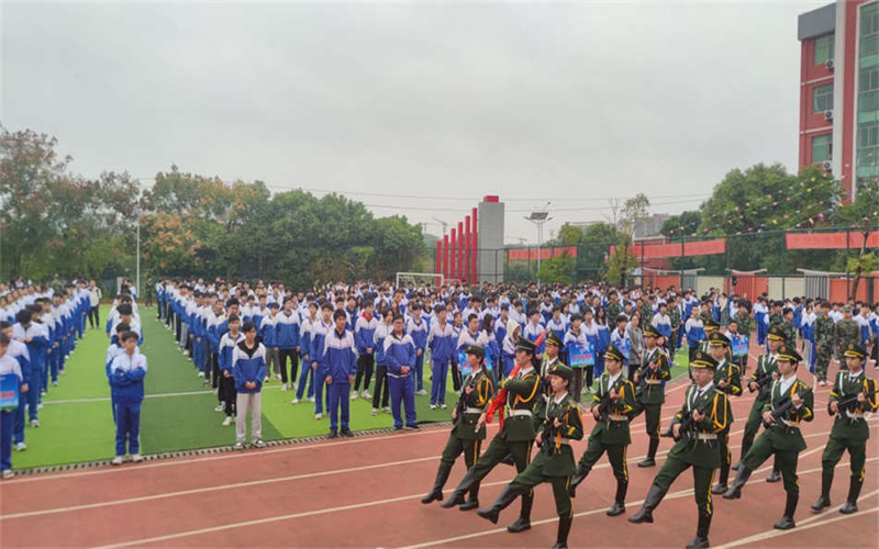 青春獻(xiàn)禮，國(guó)旗飄揚(yáng)—我校第十一周升旗儀式