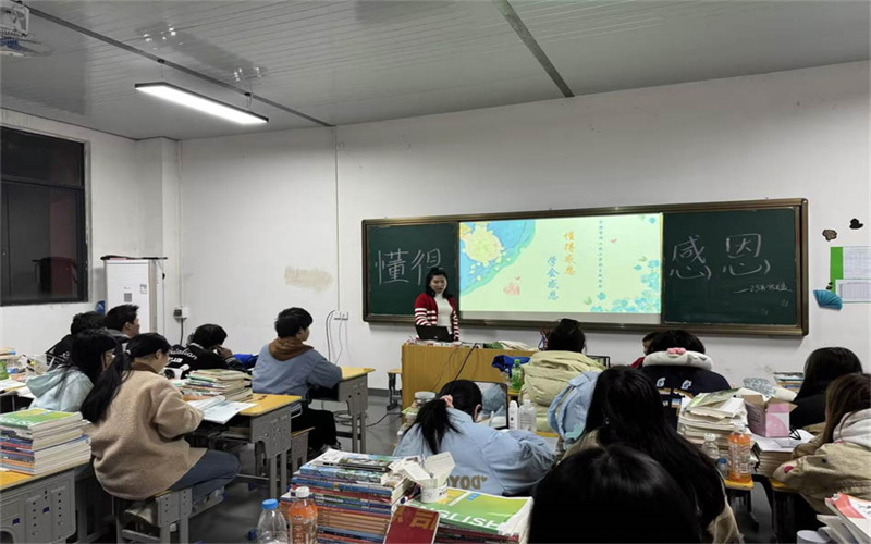 我校學(xué)工處組織“懂得感恩，學(xué)會(huì)感恩”主題班